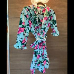 Cute flowery 🌸 robe or bathing suit cover up!